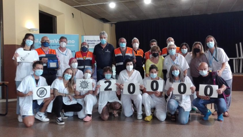 Els professionals sanitaris i voluntaris celebren les 20.000 dosis administrades des de la Sala Eudald Graells