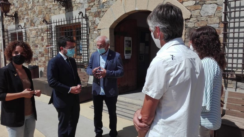 Pere Aragonès a la seva arribada a Llanars amb el batlle i la resta de membres de l'equip de govern