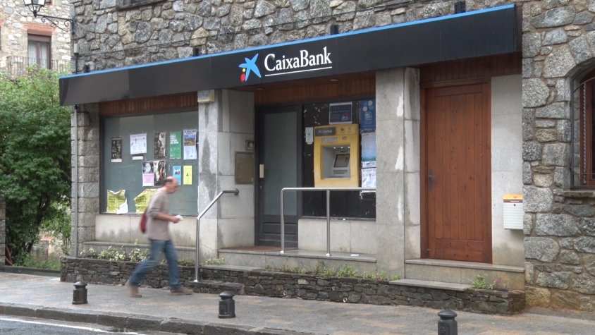 Un dels caixers automàtics que es mantenen al Ripollès