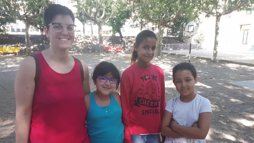 A la dreta, l'Aicha i la Fatma-Aziza amb l'Ariadna Sánchez i la seva filla