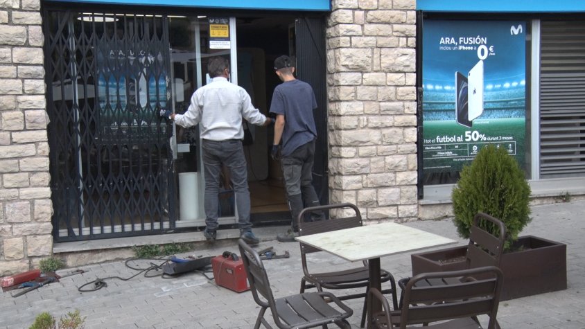 Els operaris reparaven aquest dimarts al matí la persiana rebentada durant el robatori