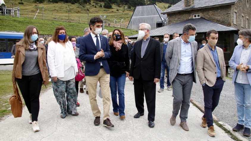 El vicepresident envoltat de les autoritats que l'han acompanyat als actes de Sant Gil