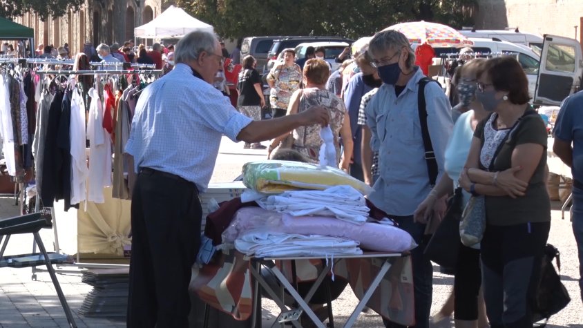 Els assistents miren entre totes les opcions disponibles al mercat
