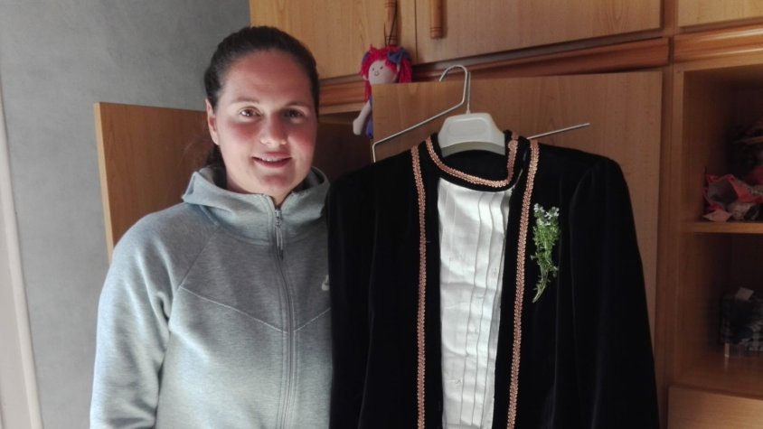 Mireia Formatgé amb el vestit de pabordessa que portarà durant el Ball dels Pabordes