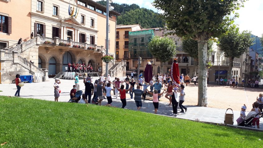 La plaça de l'Ajuntament durant la Diada a Ripoll va comptar amb gegants, trabucaires i sardanes