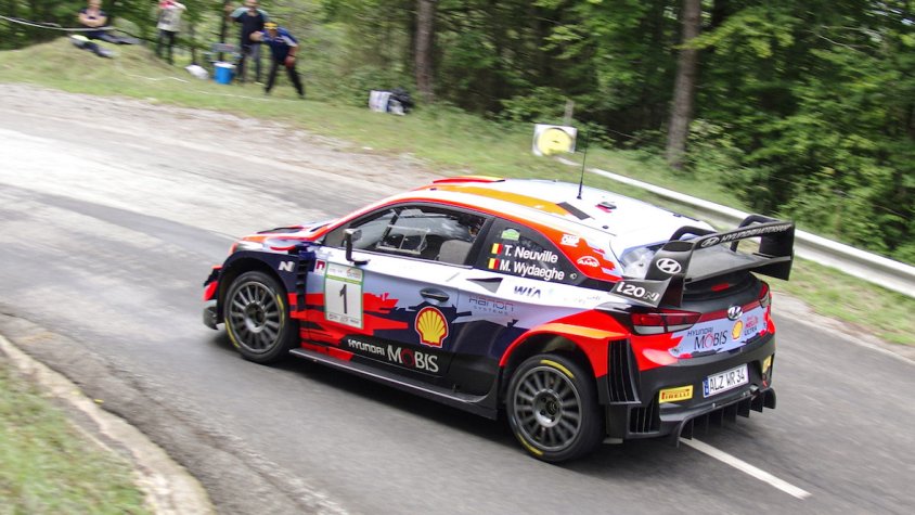 El Hyunday de Neuville en un moment de la cursa