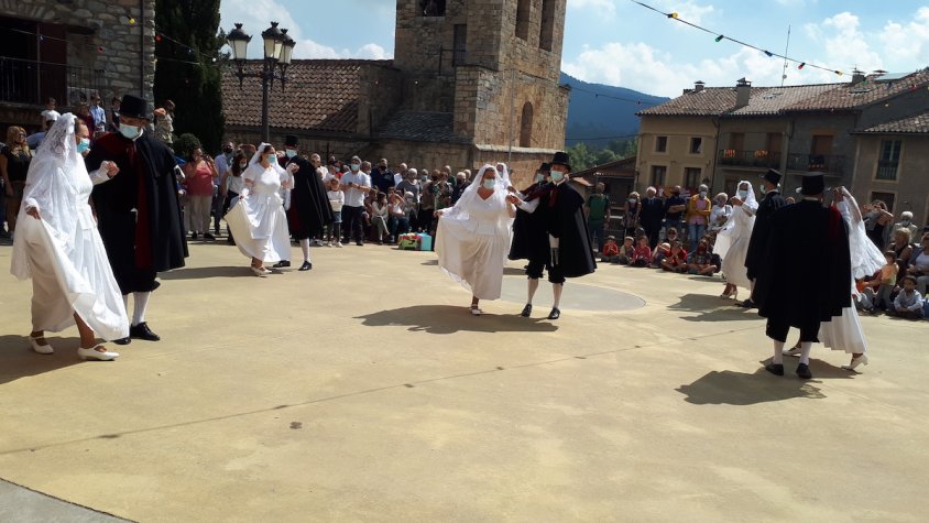 El Ball del Roser va tornar a la plaça de l'Om