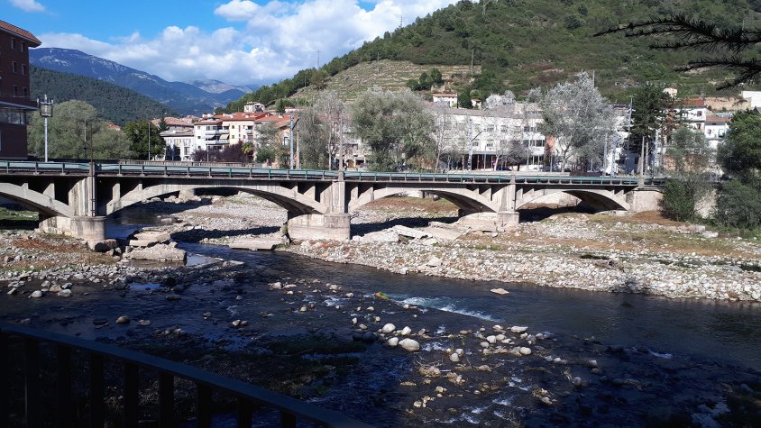 El pont del ferrocarril presenta un alt grau de degradació