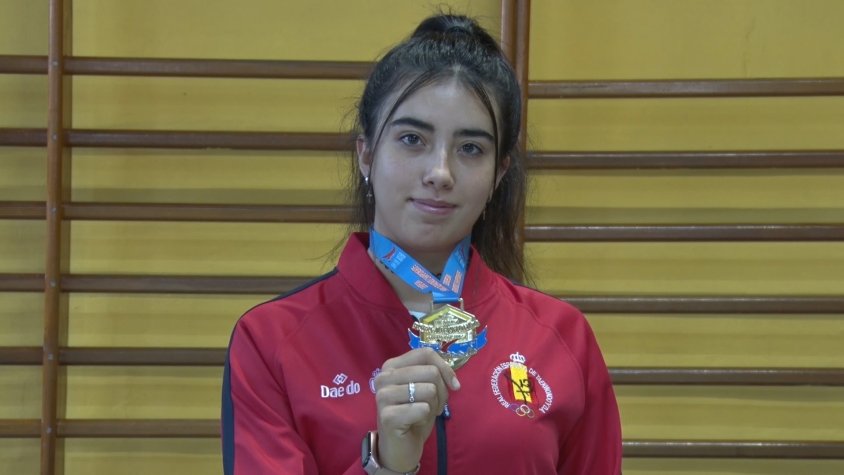 Dalia Santiago mostrant la medalla d'or aconseguida en el campionat europeu