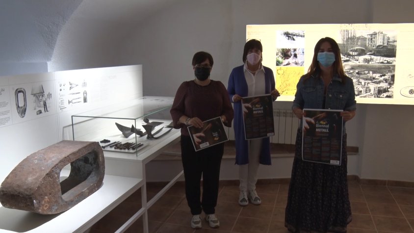 Blanca Sánchez, Teresa Codinach i Estela Delgado durant la presentació de la Biennal del Metall 2021