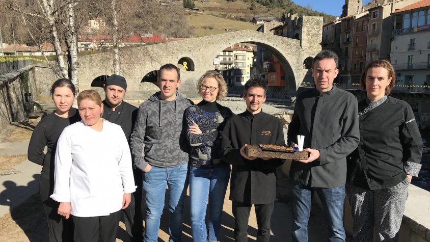 L'equip del restaurant amb el plat solidari
