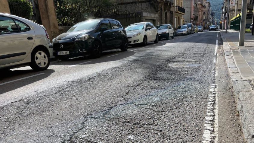 Aquest és l'estat que presenta el ferm del carrer Progrés de Ripoll