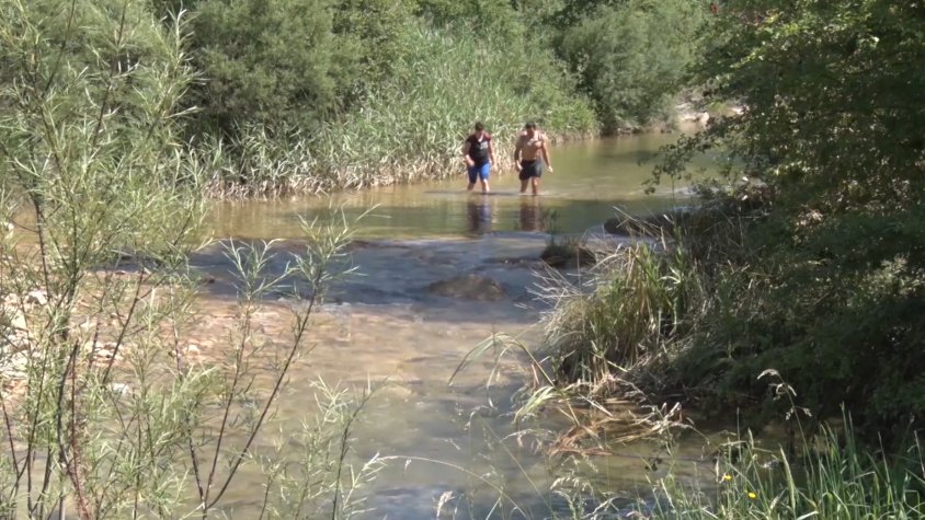 Dos banyistes l'estiu passat a la riera
