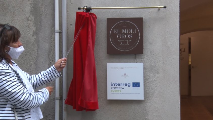 L'alcaldessa de Campdevànol va descobrir dossabte la placa del nou Centre Pyrfer