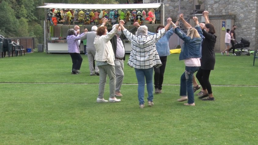 Els participants gaudeixen de la ballada de sardanes