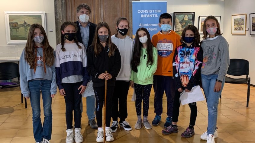El nou Consistori Infantil amb Iona Carbonell subjectant la vara d'alcaldessa