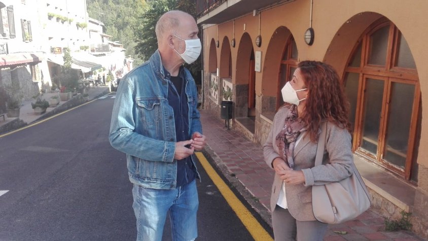 La directora dels Serveis Territorials de Presi`denica conversa amb l'alcalde d'Ogassa davant l'avinguda de les Mines