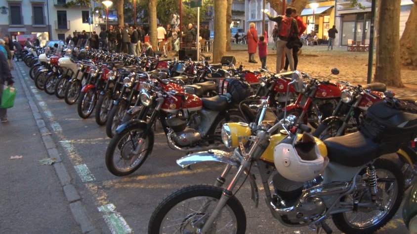 Tot de motocicletes de la marca Montesa Impala a la plaça del Doctor Robert de Camprodon