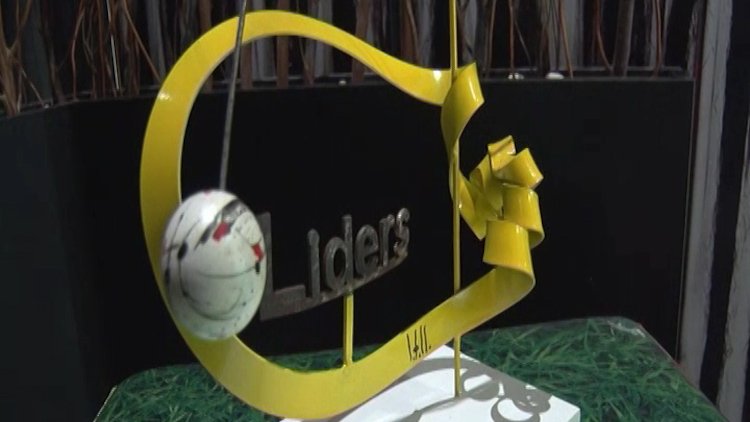 L'escultura de Domènec Batalla pels guanyadors dels premis Ripollès Líders 2018