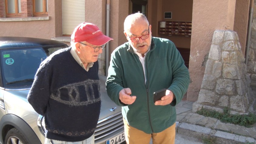 L'alcalde de Gombrèn mostra a un veí la manera de fer arribar la reclamació a l'ICS