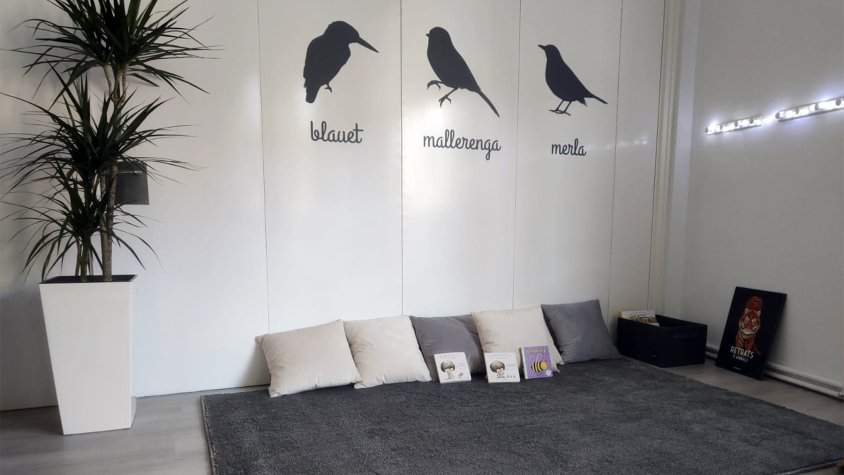 Compta amb la figura d’una educadora infantil que gestiona i assessora als diferents espais