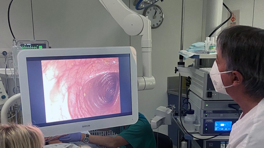 Un equip mèdic fent una colonoscòpia a un pacient