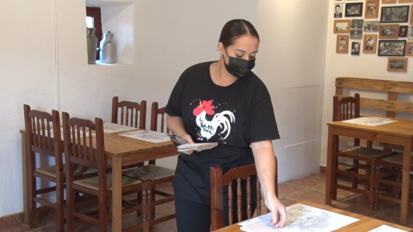 Juliana Mejías està satisfeta d'haver estat contractada com a camarera a l'hostaleria, on hi té experiència