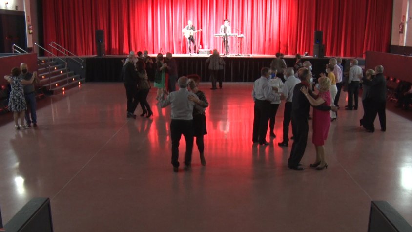 El primer ball a la Diagonal després d'un any i mig va atraure moltes parelles de la comarca i de fora