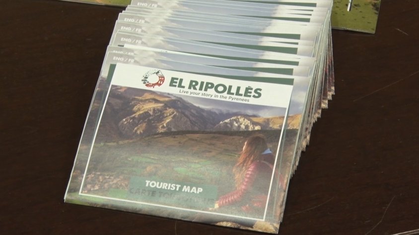 La portada del fullet desplegable turístic que ha presentat el Consell Comarcal del Ripollès