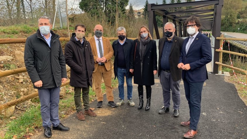 Diferents representants polítics del territori van prendre part de la inauguració de la via