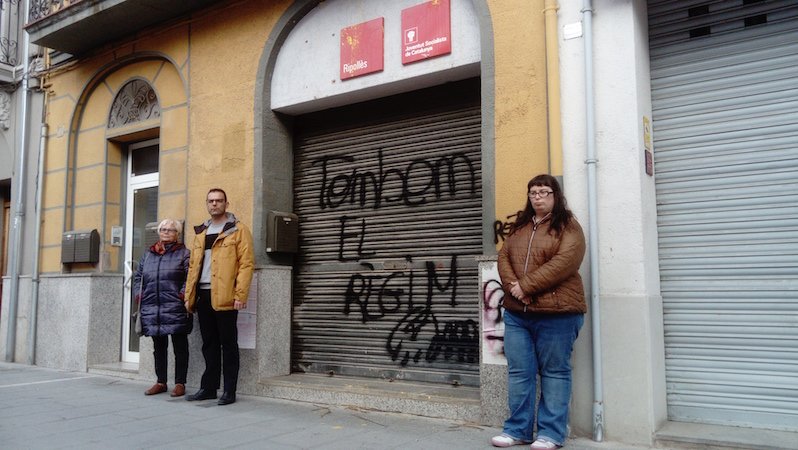 Núria Bonshoms, Enric Pérez i Anna-Belén Avilés a l'exterior del local del PSC a Ripoll
