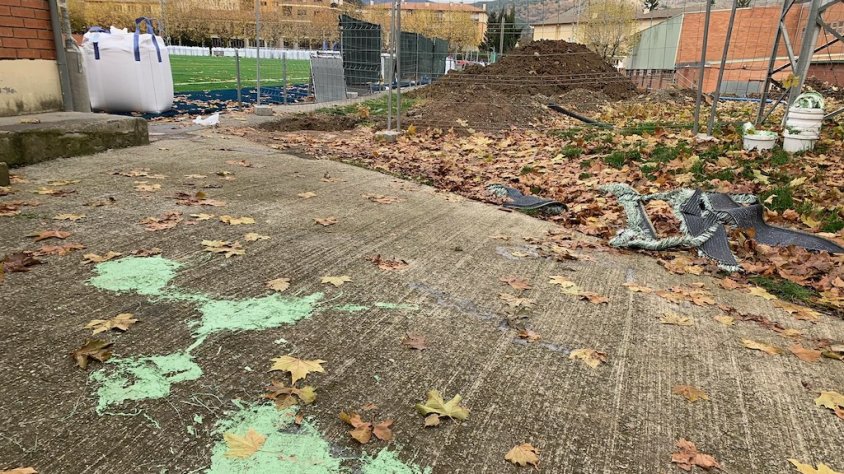 Els autors dels fets van bolcar pots de cola al camp malmetent la gespa nova