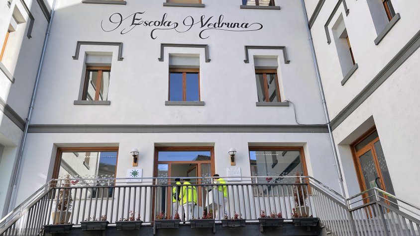 Efectius sanitaris entrant a l'escola Vedruna de Ripoll per fer proves PCR