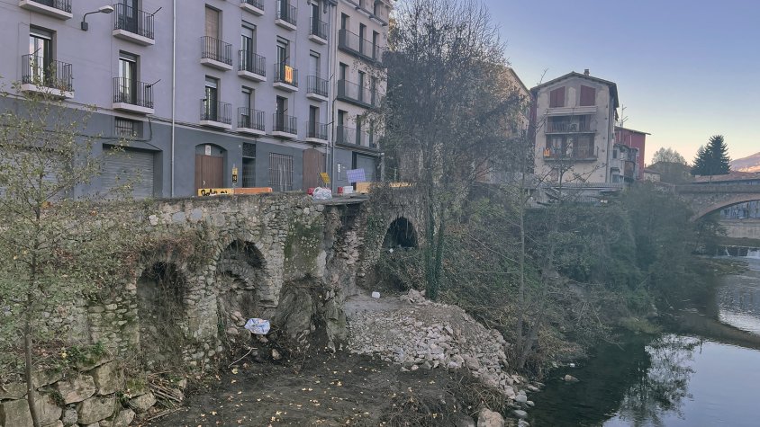 El mur de maçoneria que sosté el carrer Raval s’ha vist afectat pels darrers episodis d’avinguda del Freser