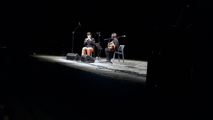 Cati Plana i Pau Puig van encetar la tarda de folc al teatre Comtal de RIpoll