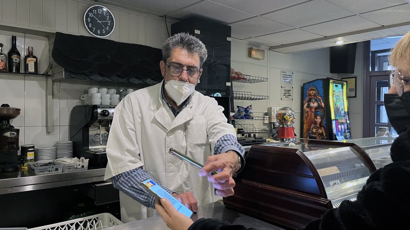 Manel Domínguez del Bar Avinguda comprovant un certificat Covid