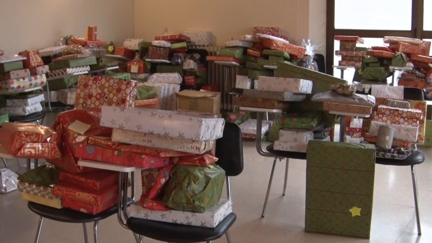 Paquets preparats al local de Creu Roja per repartir als infants.