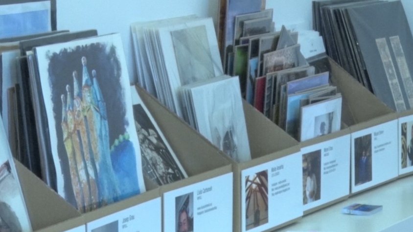 Detall d'algunes làmines en venda a la mostra