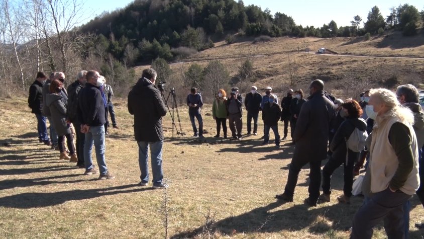 Moment de la presentació de la placa al camí de Sant Antoni, a Camprodon | Dana Ricart