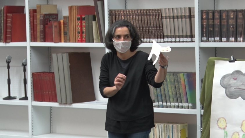 Sara Carline durant l'hora del conte de la Biblioteca Lambert Mata