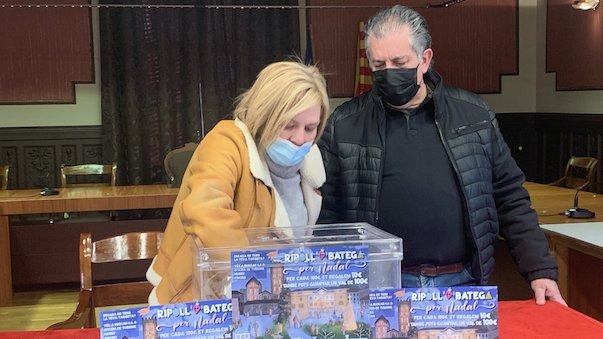 Manoli Vega i Josep Forcada durant el sorteig dels xecs de 100 euros | Abril Chinchilla