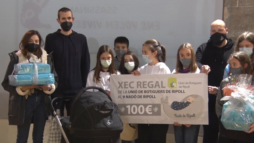 Els pares, els membres del Consistori Infantil i representants de l'equip de govern durant l'entrega del lot
