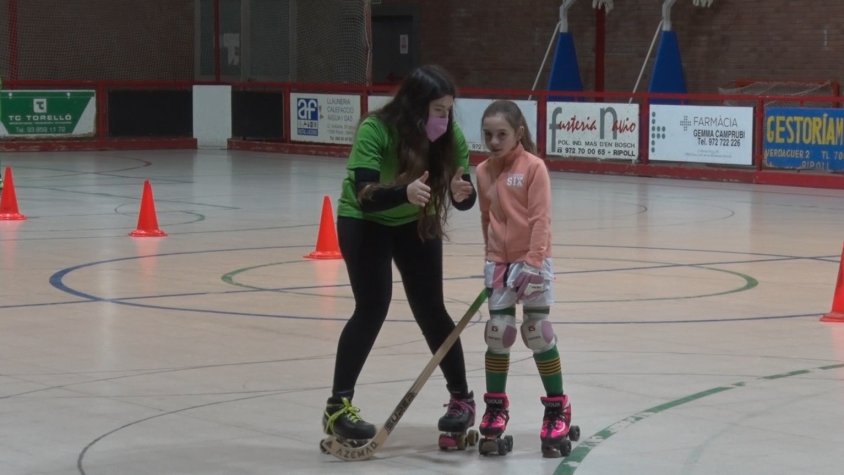 L’entrenadora de l’equip, Júlia Cabré, donant instruccions a una jugadora
