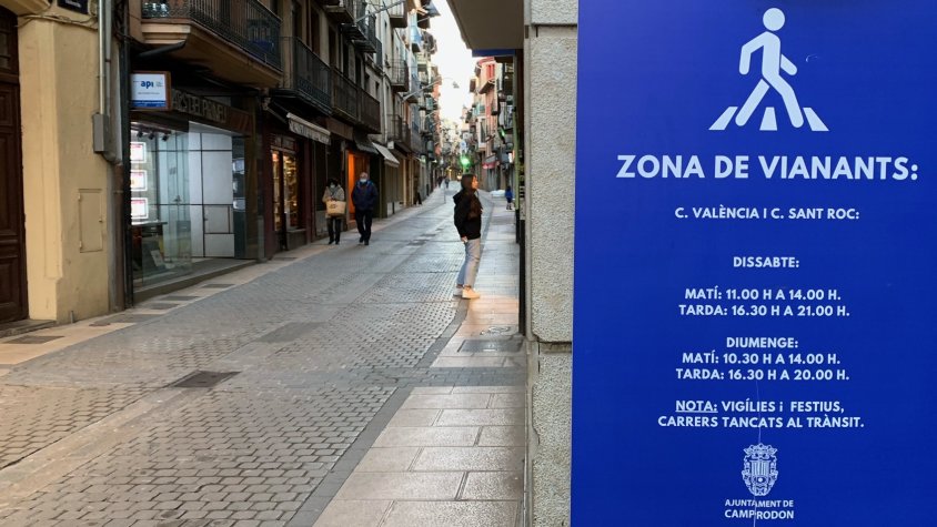 Tram del carrer que se sotmetrà a la remodelació i cartell que indica els horaris d'ús de la via
