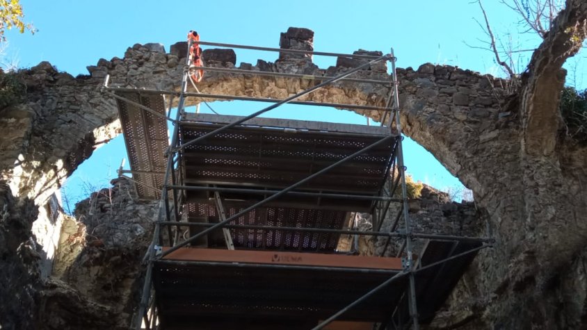 Treballs en marxa a les voltes de la taulada de l'església.