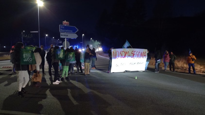 Moment de la protesta a l'entrada de Ripoll | Dana Ricart