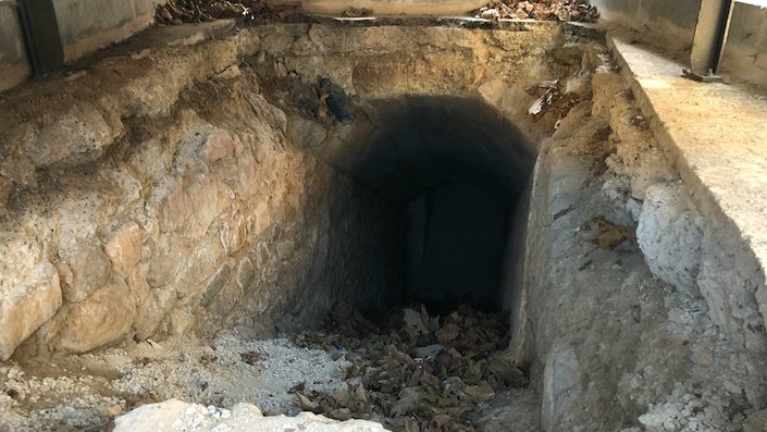 Estat actual de l'entrada est del refugi antiaeri de Ripoll
