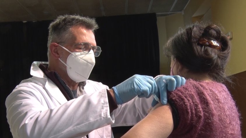 Vacunació al centre habilitat a la sala Eudald Graells