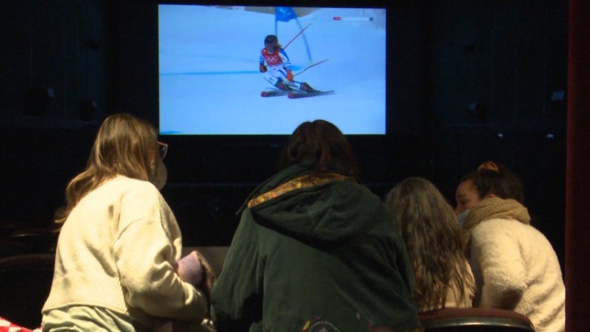 Interior del Cinema Catalunya de Ribes de Freser durant la celebració de la prova d'eslàlom gegant femení