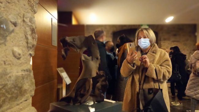 Una de les participants fotografia les restes de la roda del camió que va explotar